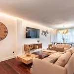 New! Lovely 4-bedroom Loft In Apartman